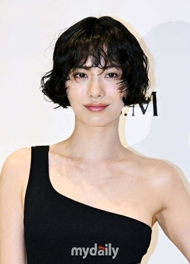 노란 수영복에 섹시한 몸매 어필하는 존예 처자