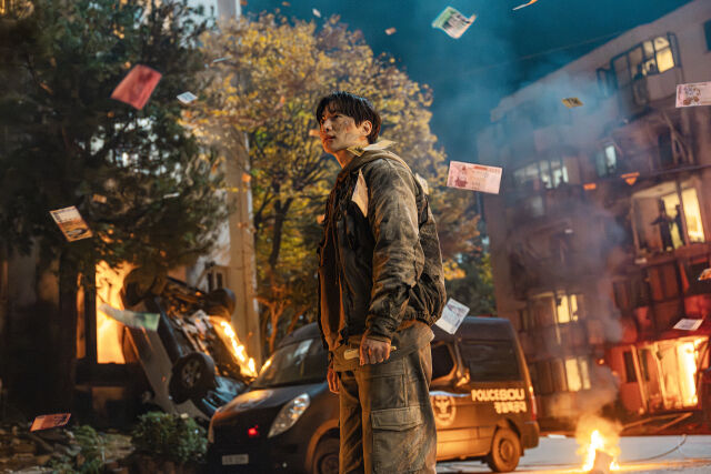 노란 수영복에 섹시한 몸매 어필하는 존예 처자