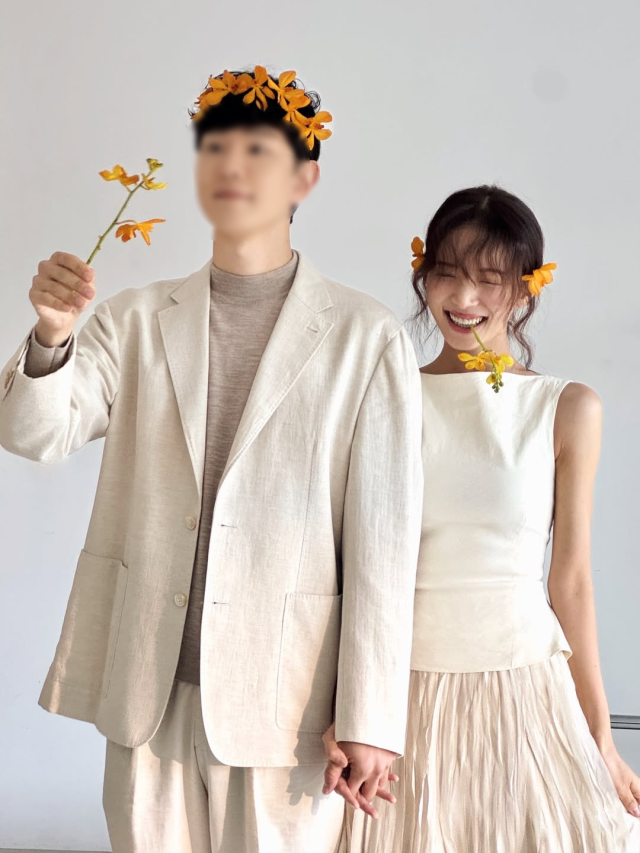 노란 수영복에 섹시한 몸매 어필하는 존예 처자