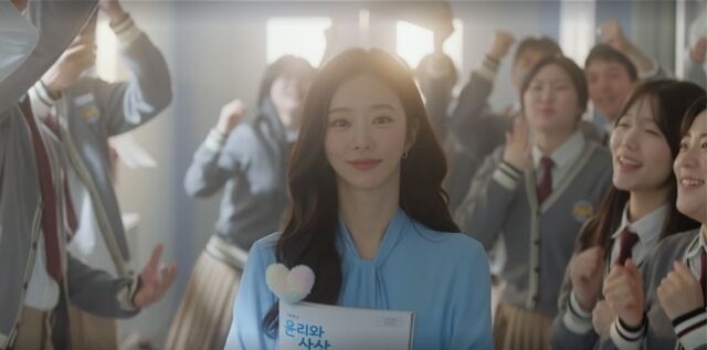 노란 수영복에 섹시한 몸매 어필하는 존예 처자