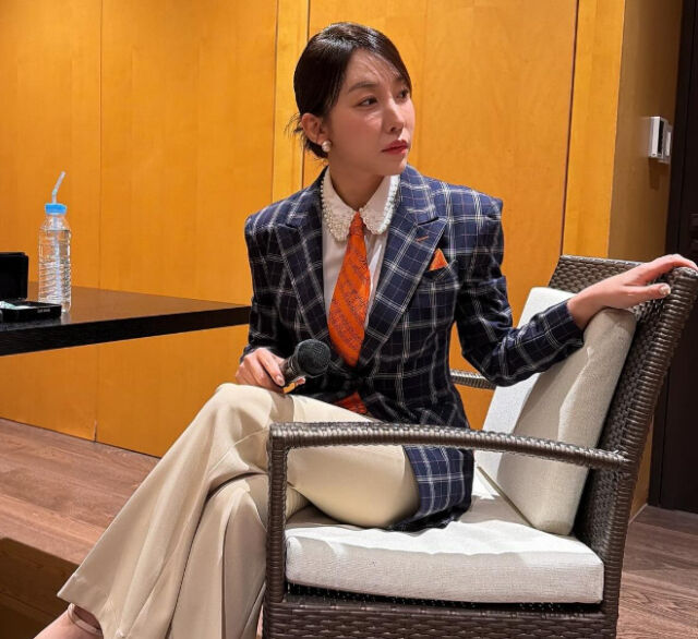 노란 수영복에 섹시한 몸매 어필하는 존예 처자