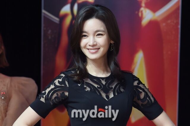 노란 수영복에 섹시한 몸매 어필하는 존예 처자