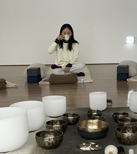 노란 수영복에 섹시한 몸매 어필하는 존예 처자