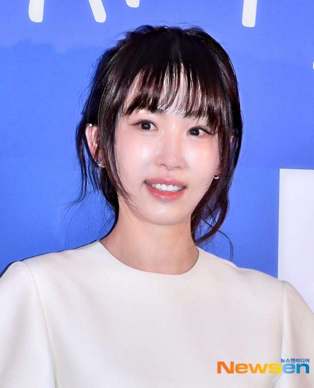 노란 수영복에 섹시한 몸매 어필하는 존예 처자