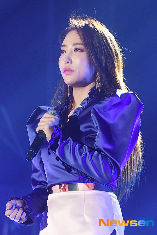 노란 수영복에 섹시한 몸매 어필하는 존예 처자