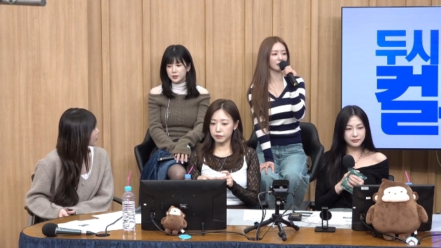 노란 수영복에 섹시한 몸매 어필하는 존예 처자