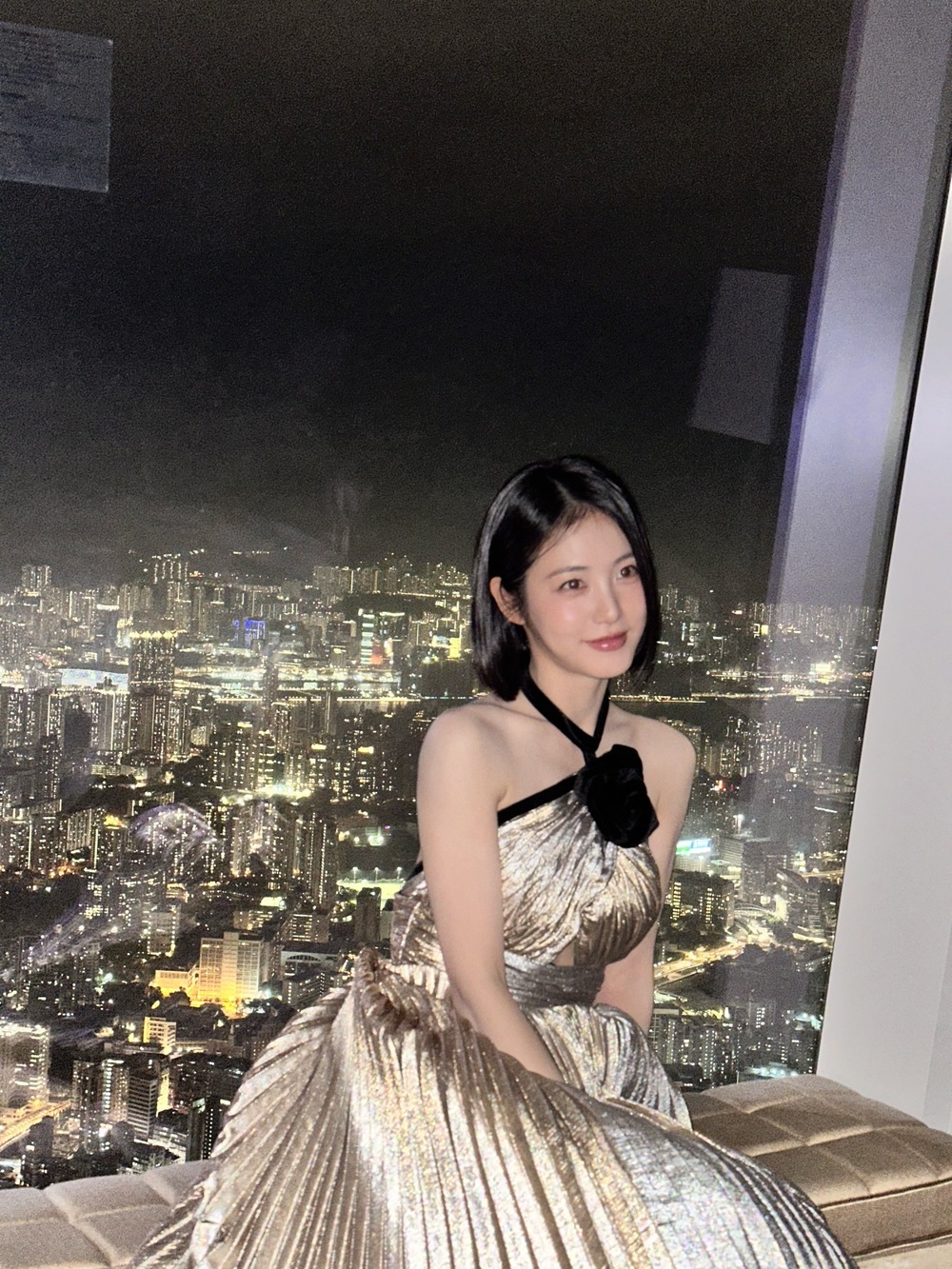 노란 수영복에 섹시한 몸매 어필하는 존예 처자