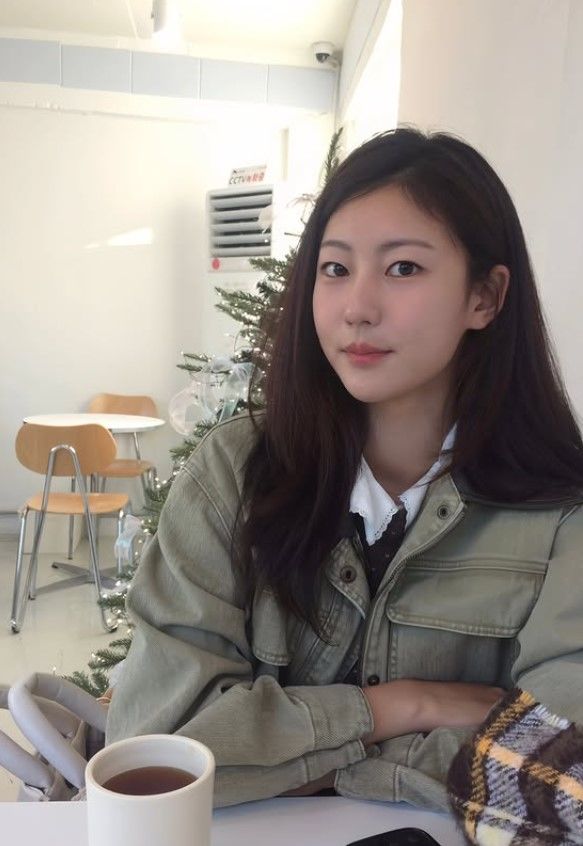 노란 수영복에 섹시한 몸매 어필하는 존예 처자