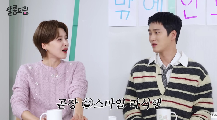 노란 수영복에 섹시한 몸매 어필하는 존예 처자