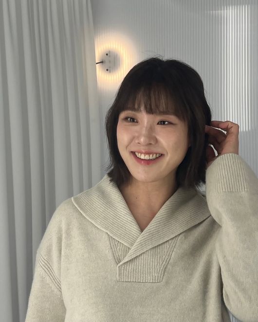 노란 수영복에 섹시한 몸매 어필하는 존예 처자