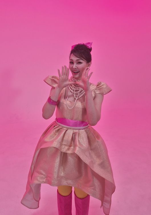 노란 수영복에 섹시한 몸매 어필하는 존예 처자