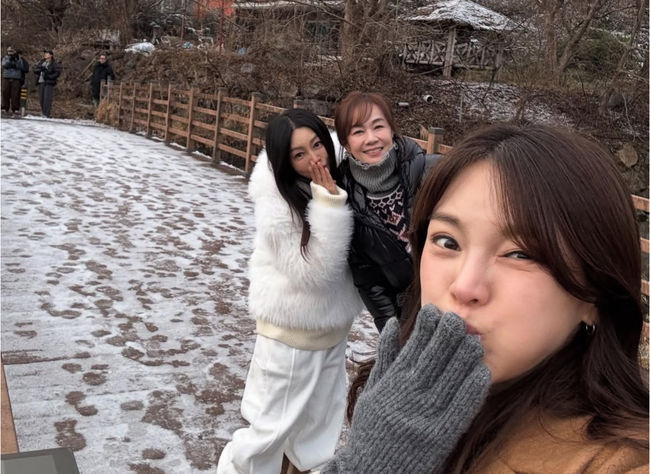 노란 수영복에 섹시한 몸매 어필하는 존예 처자