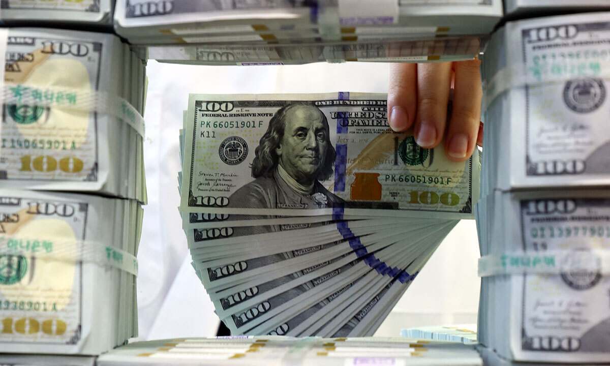 쌀 때 미리 사놓자”… 달러 예금·보험 가파른 상승