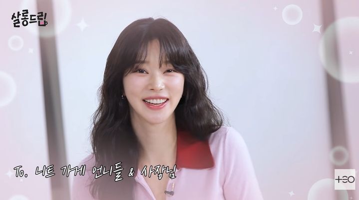 노란 수영복에 섹시한 몸매 어필하는 존예 처자