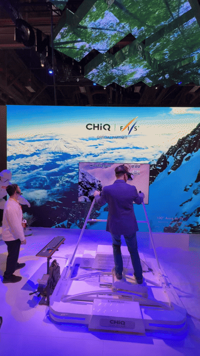 6일(현지시간) 미국 라스베이거스에서 개막한 세계 최대 가전·정보기술(IT) 박람회 ‘CES2026’에서 관람객들이 중국 창홍이 에너지음료 업체 레드불과 협업해 만든 가상현실(VR) 체험존을 경험하고 있다. 구경우 기자