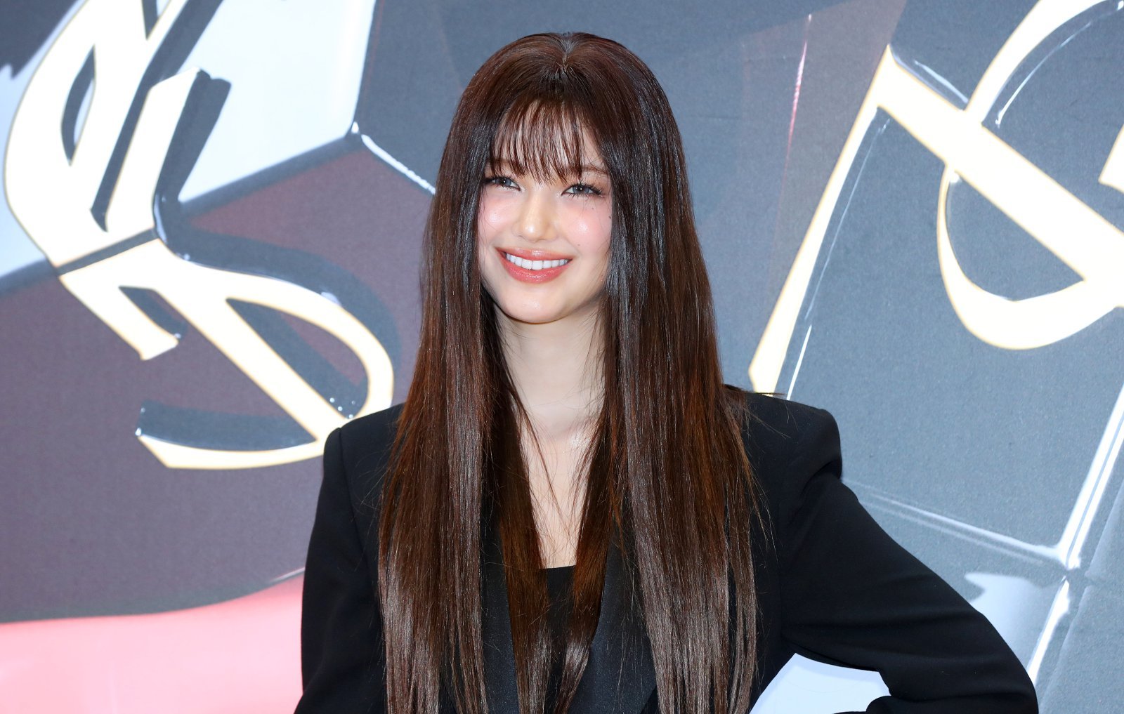 노란 수영복에 섹시한 몸매 어필하는 존예 처자