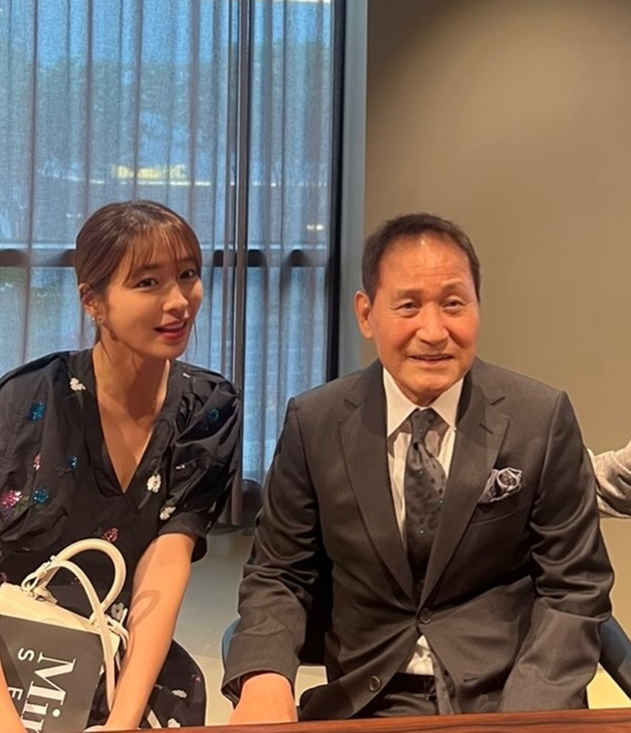 노란 수영복에 섹시한 몸매 어필하는 존예 처자