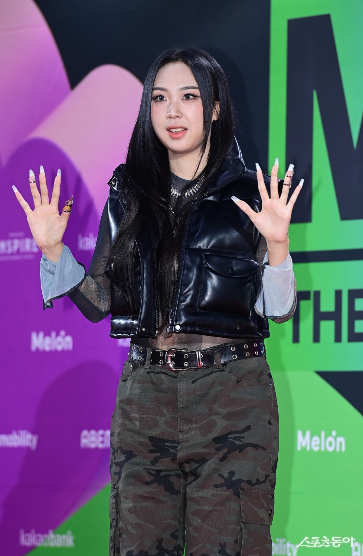 노란 수영복에 섹시한 몸매 어필하는 존예 처자