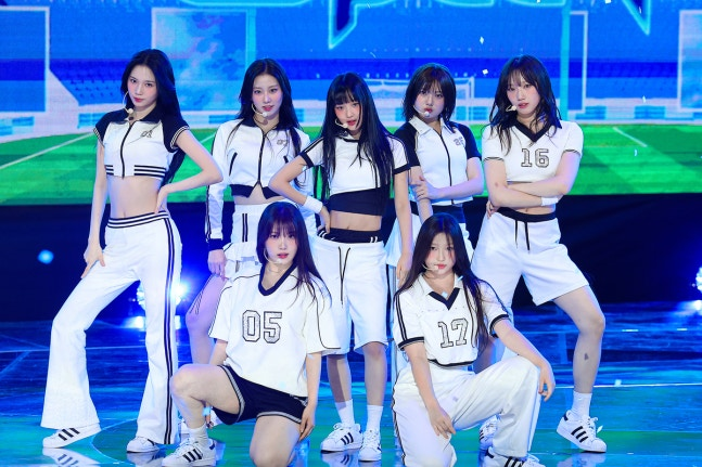 노란 수영복에 섹시한 몸매 어필하는 존예 처자