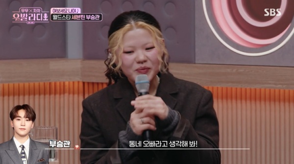 노란 수영복에 섹시한 몸매 어필하는 존예 처자