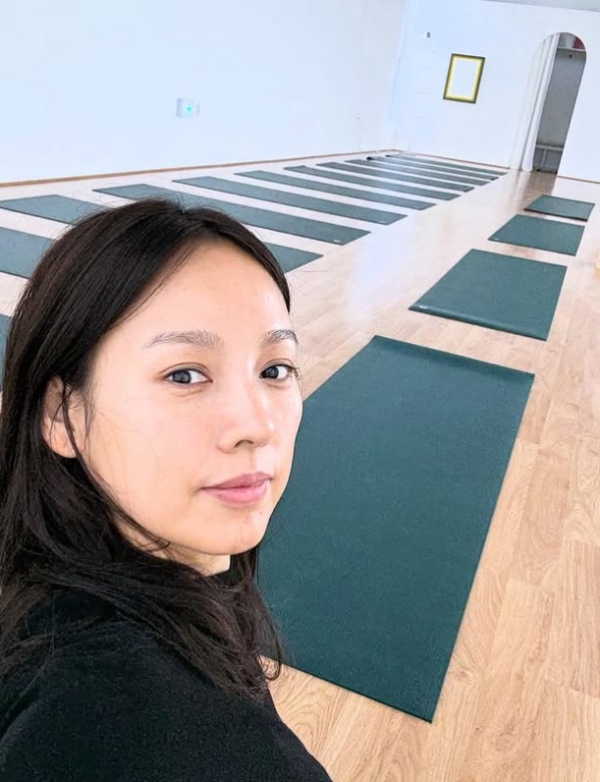 노란 수영복에 섹시한 몸매 어필하는 존예 처자