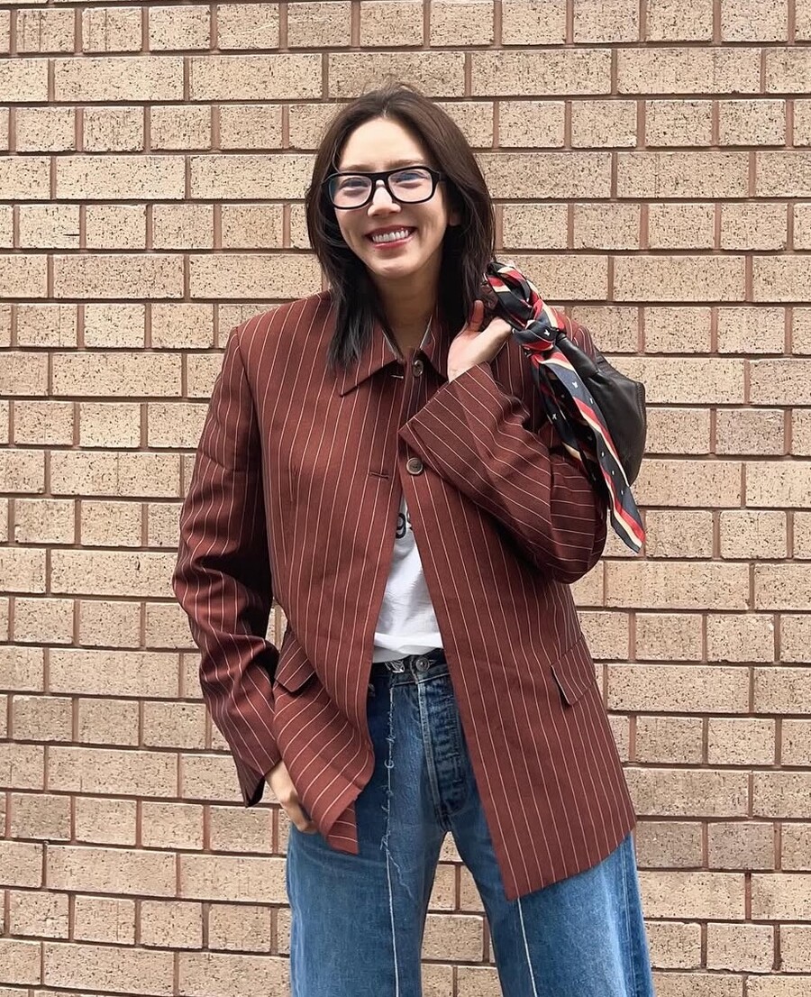 노란 수영복에 섹시한 몸매 어필하는 존예 처자