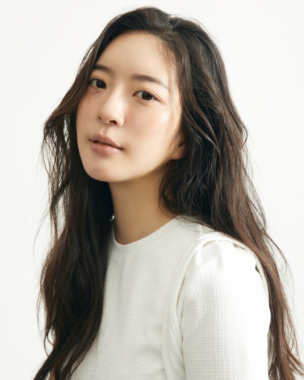 노란 수영복에 섹시한 몸매 어필하는 존예 처자