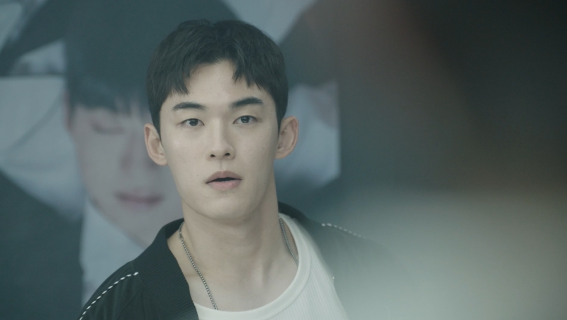 노란 수영복에 섹시한 몸매 어필하는 존예 처자