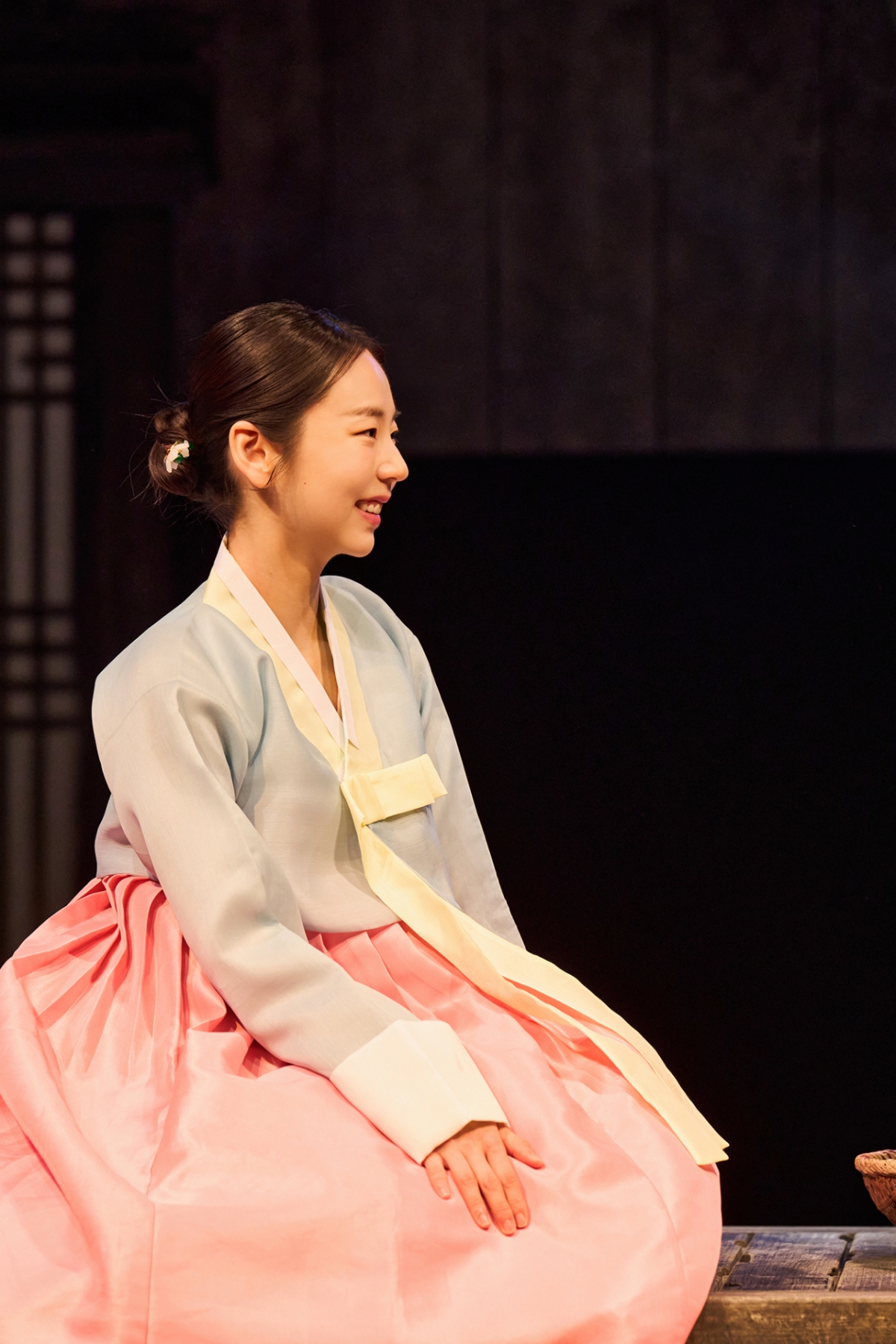 노란 수영복에 섹시한 몸매 어필하는 존예 처자