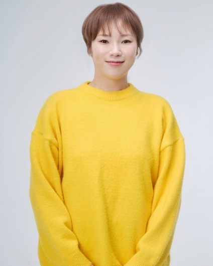 노란 수영복에 섹시한 몸매 어필하는 존예 처자