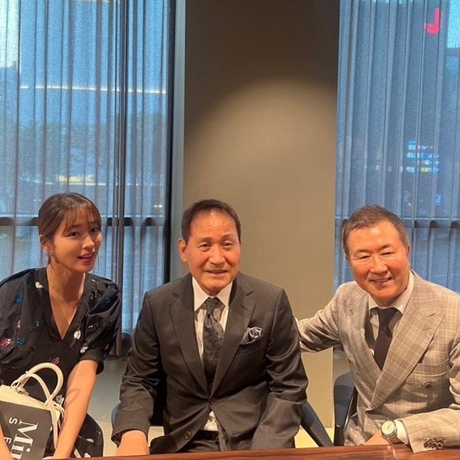 노란 수영복에 섹시한 몸매 어필하는 존예 처자