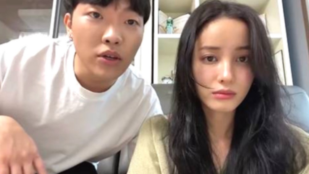 노란 수영복에 섹시한 몸매 어필하는 존예 처자