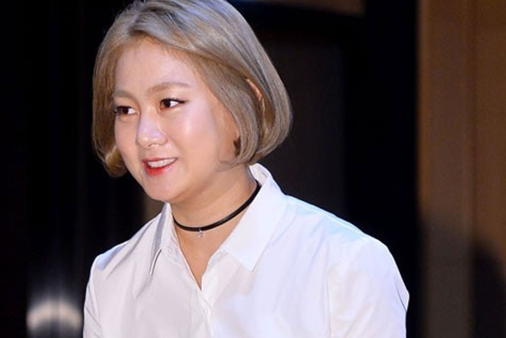 노란 수영복에 섹시한 몸매 어필하는 존예 처자