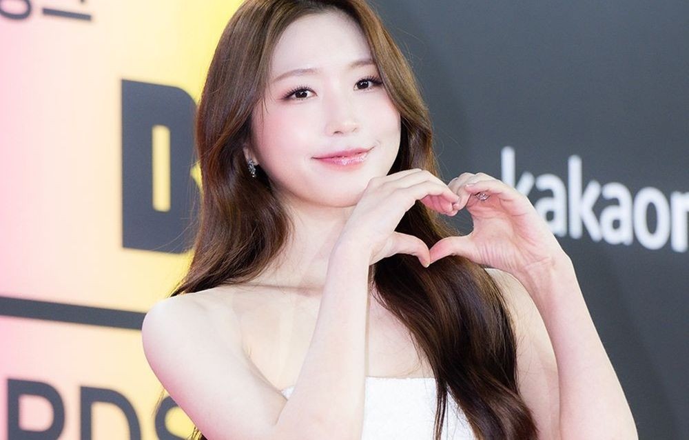 노란 수영복에 섹시한 몸매 어필하는 존예 처자