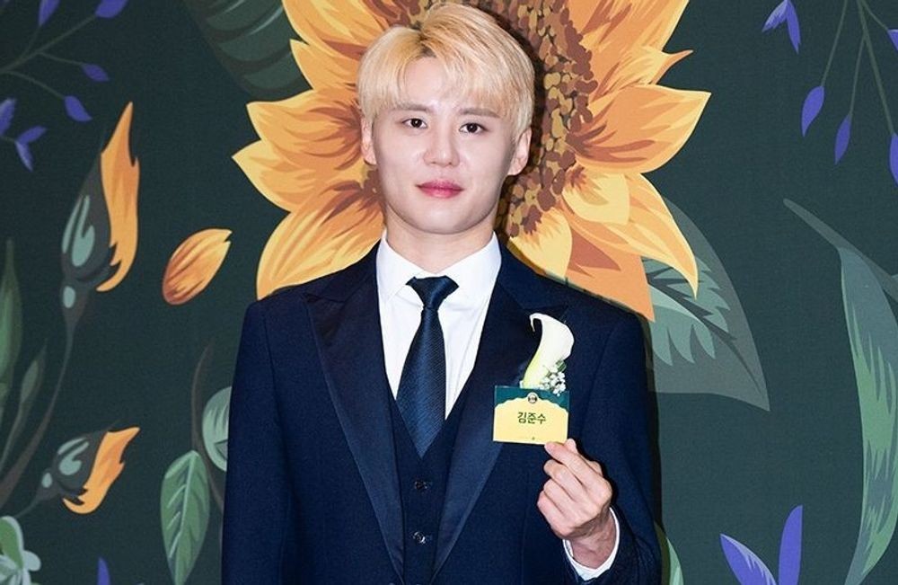 노란 수영복에 섹시한 몸매 어필하는 존예 처자