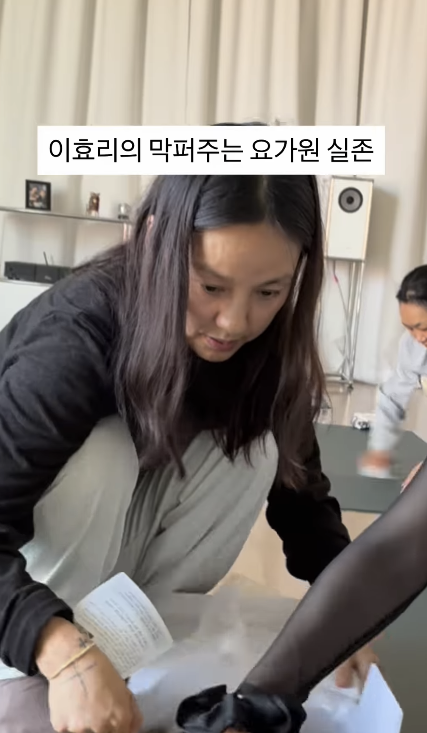 노란 수영복에 섹시한 몸매 어필하는 존예 처자