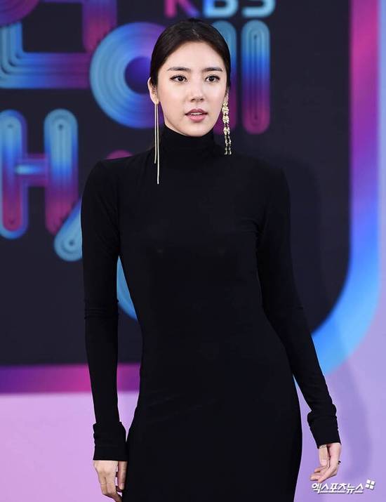 노란 수영복에 섹시한 몸매 어필하는 존예 처자