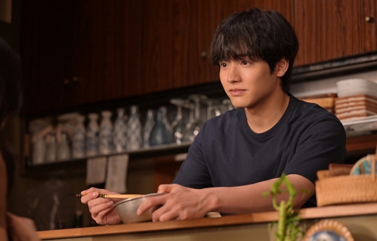 노란 수영복에 섹시한 몸매 어필하는 존예 처자