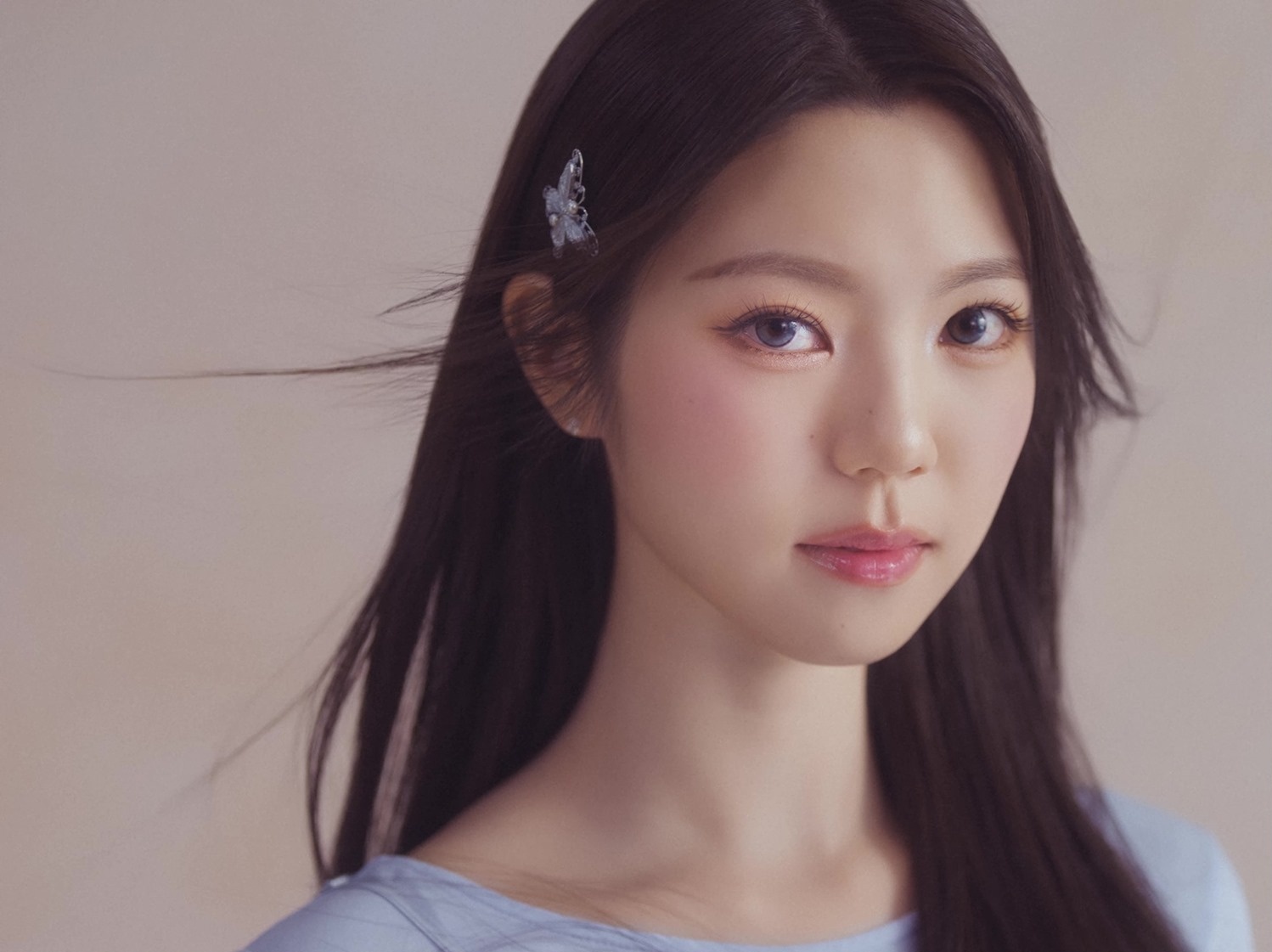 노란 수영복에 섹시한 몸매 어필하는 존예 처자