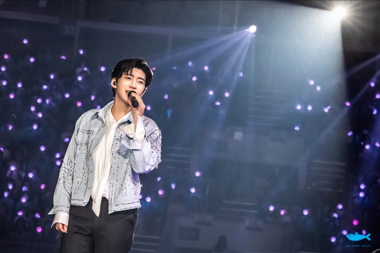 노란 수영복에 섹시한 몸매 어필하는 존예 처자