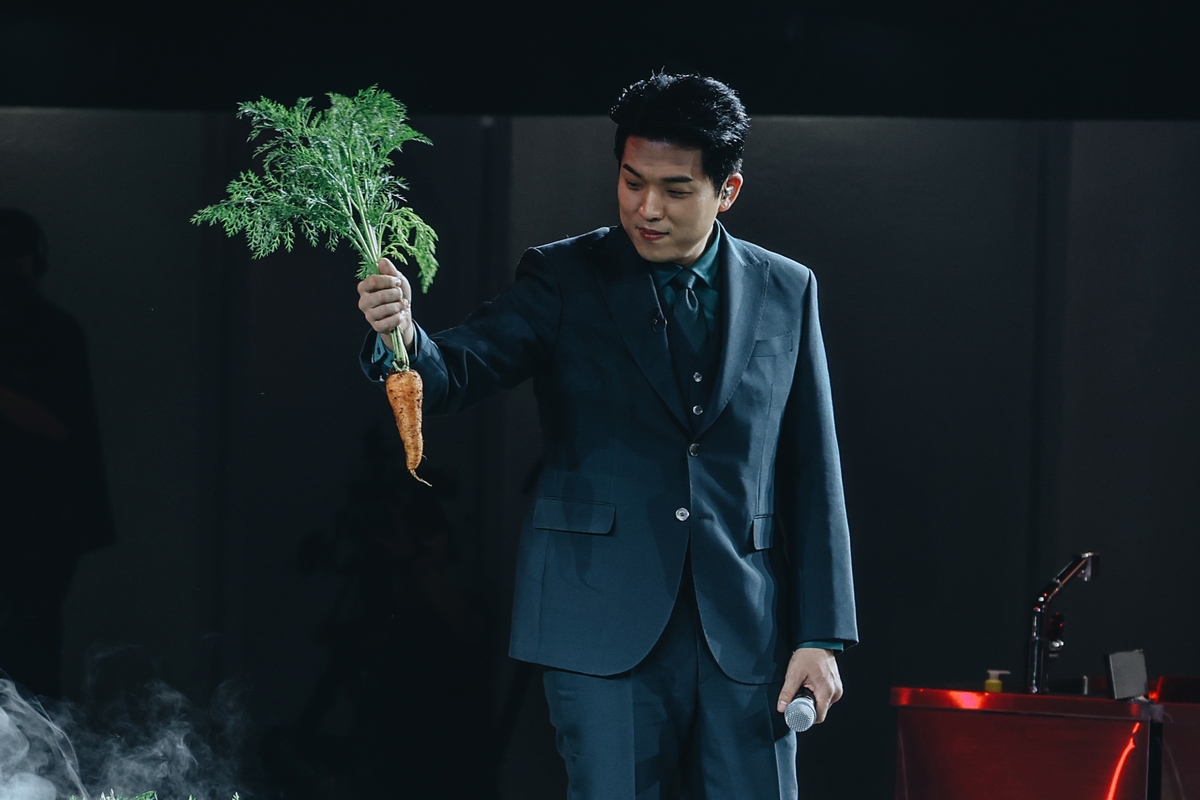 노란 수영복에 섹시한 몸매 어필하는 존예 처자