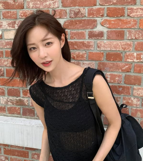 노란 수영복에 섹시한 몸매 어필하는 존예 처자