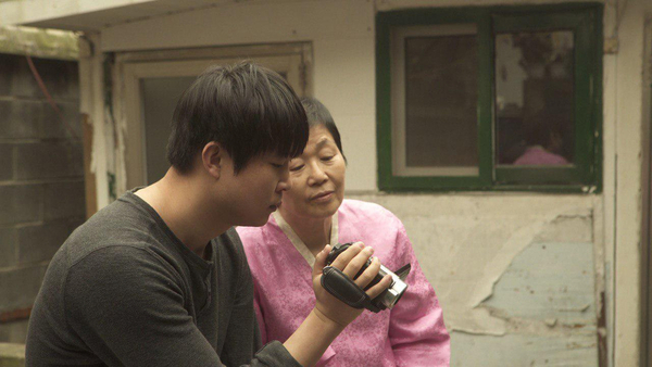 노란 수영복에 섹시한 몸매 어필하는 존예 처자