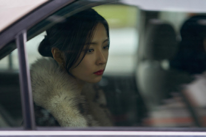 노란 수영복에 섹시한 몸매 어필하는 존예 처자