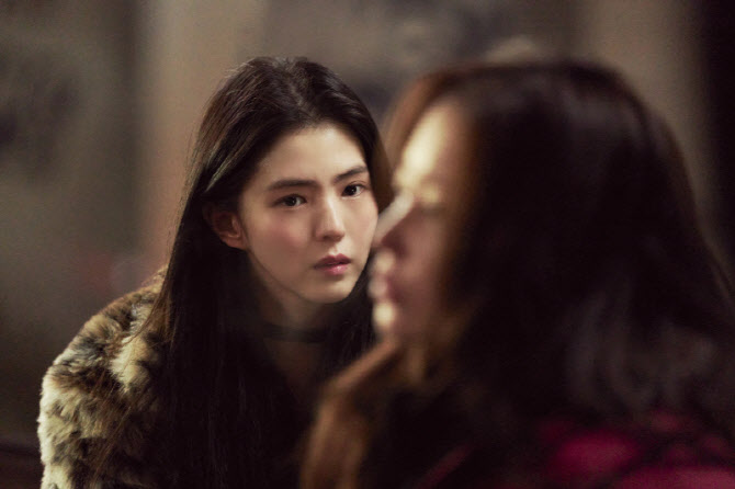 노란 수영복에 섹시한 몸매 어필하는 존예 처자