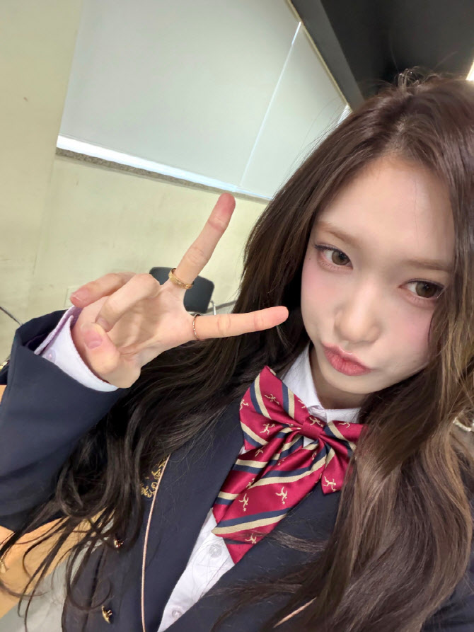 노란 수영복에 섹시한 몸매 어필하는 존예 처자