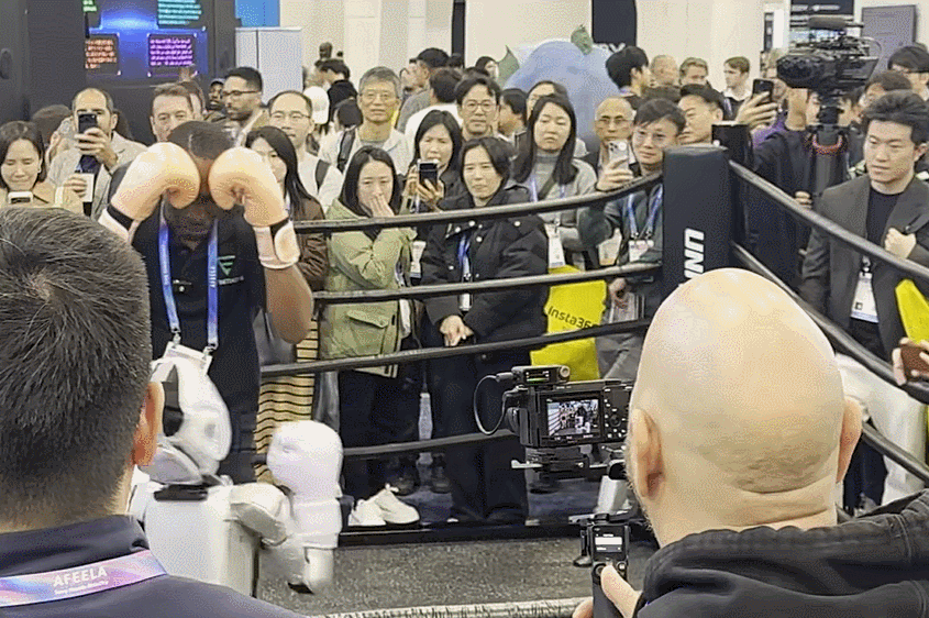 중국 로봇 기업 유니트리의 인간형 로봇(휴머노이드) G1이 링 위에서 사람과 권투를 하고 있다.(영상=공지유 기자)