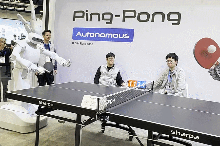 중국 샤르파의 ‘노스’가 사람과 탁구 경기를 진행하고 있다.(영상=공지유 기자)