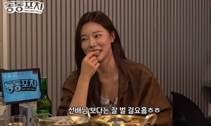 노란 수영복에 섹시한 몸매 어필하는 존예 처자