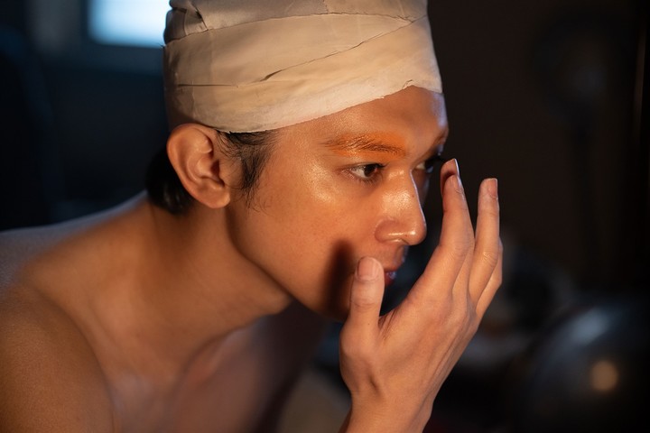 노란 수영복에 섹시한 몸매 어필하는 존예 처자